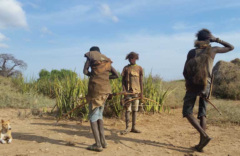 Hadzabe Jungen bei der Jagd Lake Eyasi Tansania