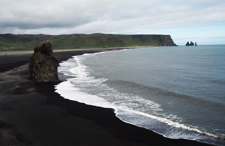 black-sand-beach-island-backpacking-iceland-camping-island-zelten