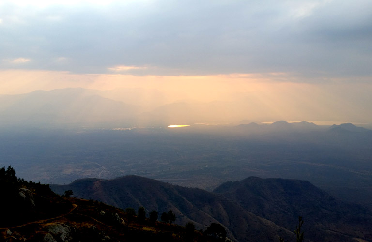 Trekking Mambo View Point Mambo Cliff Inn